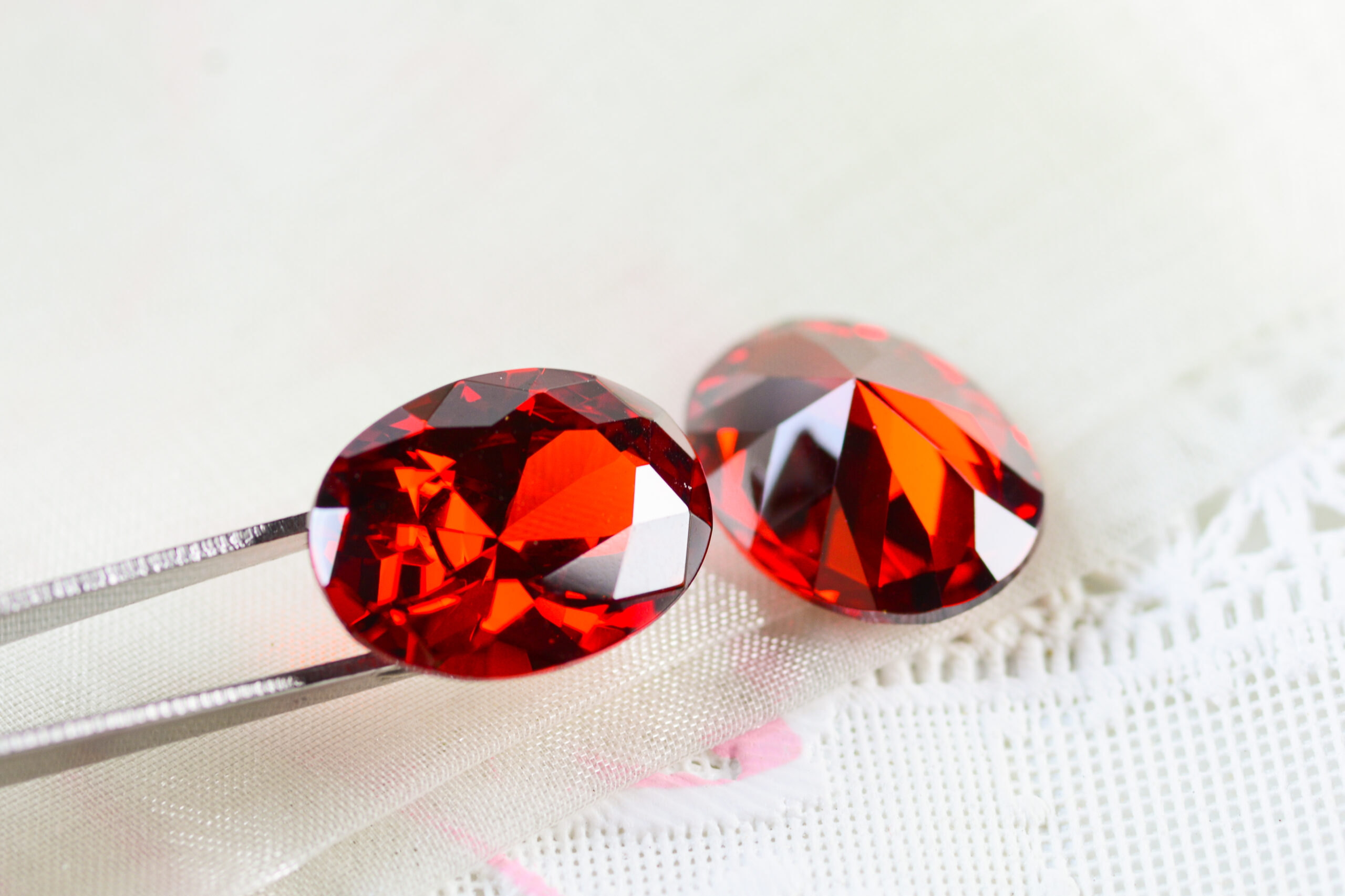 natural ruby gemstones in Hyderabad evaluated by professional gemologist<br />
